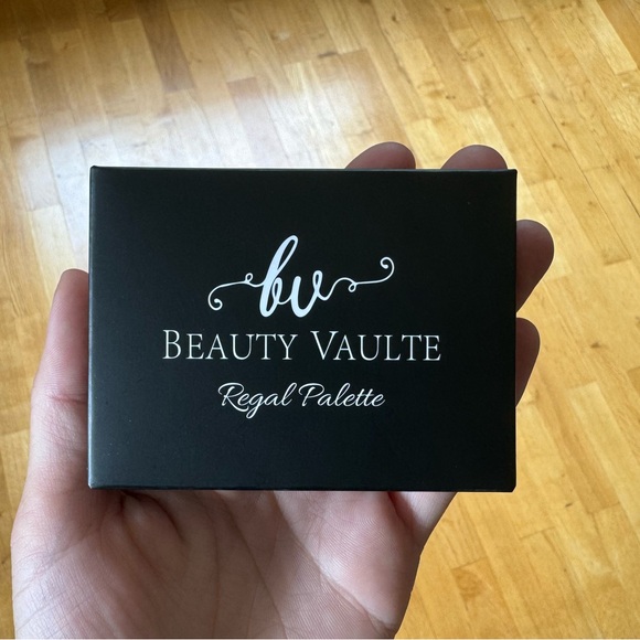 BEAUTY VAULTE | Eyeshadow Palette - Picture 2 of 5